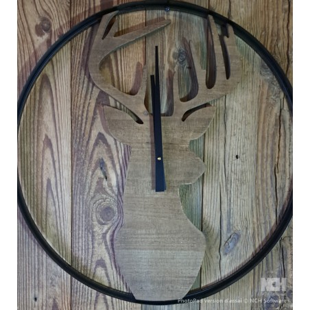Horloge cerf fond bois