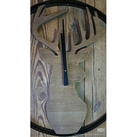 Horloge cerf fond bois